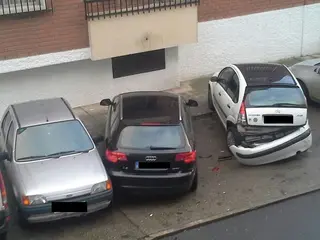 Un coche se lleva por delante a otros tres aparcados en Santa Marta de Tormes