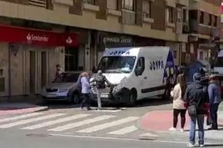 VÍDEO | La emprende a patadas y puñetazos contra una furgoneta en Salamanca mientras acusa al conductor: “Casi me atropellas”
