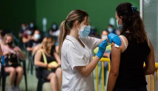 Una mujer recibe la vacuna contra la COVID-19