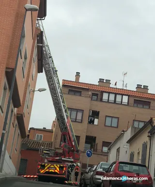 Bomberos en la calle de Cataluña