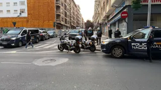 Agentes de la Policía Local y Nacional de Salamanca en la calle Juan Picornell | Salamanca24horas