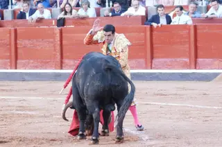 Emilio de Justo simulando la suerte suprema cuando ya le había perdonado la via a 'Buenasuerte' de Garcigrande | Juanes