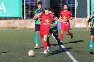 Asensio, en una acción ante el Tordesillas | FOTO SALAMANCA24HORAS.COM