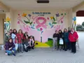 Participantes en la inicaitiva junto al mural. 
