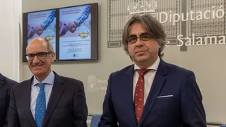 El presidente de la Diputación de Salamanca, Javier Iglesias, junto al alcalde de Béjar, Luis Francisco Martín, en una rueda de prensa en la Diputación de Salamanca | Susana Martín (ICAL)