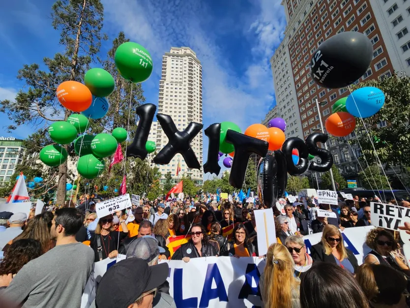 Manifestación en Madrid para exigir la aprobación de la "Pasarela 1x1"
