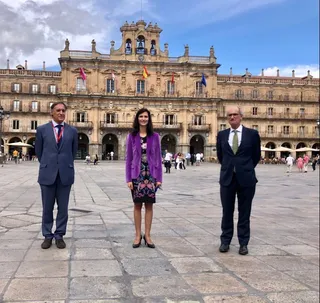 Carlos García Carbayo, Mariya Gabriel y Javier Iglesias en la Plaza Mayor