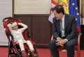 Mañueco recibe al salmantino Javi Gallo, el primer paciente de Castilla y León tratado con una innovadora terapia contra la piel de mariposa