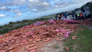 Camión vuelca en la A-66