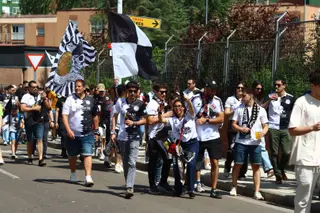 Varios aficionados de Unionistas, durante el recibimiento al autobús en el choque ante el Racing Ferrol.