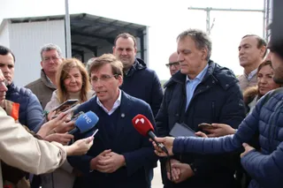 José Luis Martínez Almeida y Carlos García Carbayo, atienden a los medios de comunicación antes de realizar una visita al Puerto Seco de Salamanca | Andrea Mateos