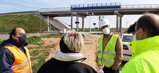 Recta final de las obras que eliminarán de Gomecello los dos pasos a nivel