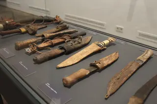 El rector de la universidad inaugura la exposición "Los universales culturales"