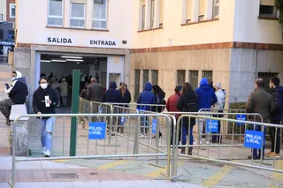 Cola para hacerse un test de antígenos en el cribado masivo del Centro de Salud de San Juan. (7)