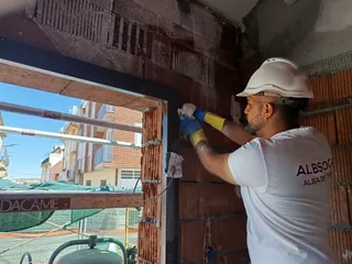 Sujección con mezcla de esparto en un premarco de una puerta del programa de Alba de Tormes