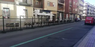 Terraza colocada en aparcamiento en la calle Van Dyck