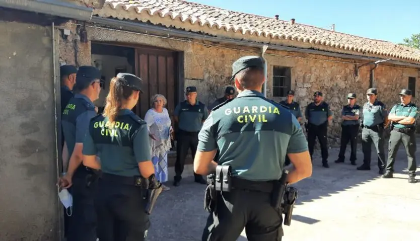 La subdelegada del Gobierno en Salamanca, Encarnación Pérez durante la visita al puesto de la Guardia Civil de La Alberca