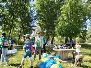 Voluntarios de CSIF participan en la recogida de basura en la Isla del Soto