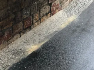 Un camión encajado en el puente del Arroyo de Santo Domingo