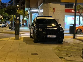 Coche patrulla de la Policía Nacional frente al Centro de Salud de San Juan. Foto de archivo S24H