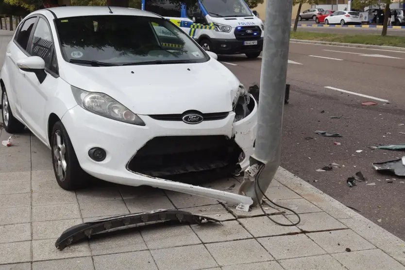 Un violento choque entre dos coches termina con uno de ellos empotrado contra una farola en Salamanca capital