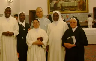 Agustinas de San Felices de los Gallegos con el papa León XIV durante la Jornada Mundial de la Juventud de 2011 en el Monasterio de El Escorial