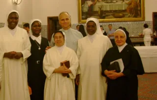 Agustinas de San Felices de los Gallegos con el papa León XIV durante la Jornada Mundial de la Juventud de 2011 en el Monasterio de El Escorial