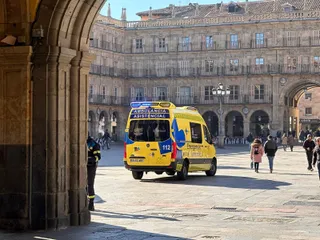 Ambulancia en la Plaza Mayor, junto al Ayuntamiento