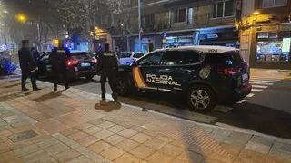 a Policía Nacional detiene a una mujer en el paseo de Torres Villarroel