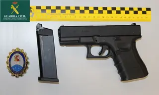 Fotografía del arma intervenida por Guardia Civil | Foto: Guardia Civil de Segovia y la placa del CNI