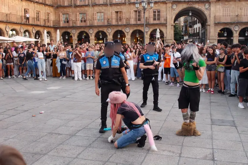 La Policía Disuelve La Quedada Para ‘farmear Aura’ De La Plaza Mayor De Salamanca 2