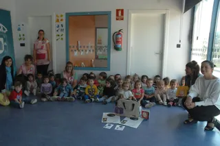 Las 'Maletas Viajeras' comienzan su periplo de este curso en la escuela infantil