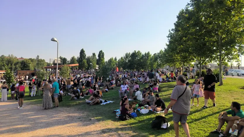 Gente en el parque de Elio Anotnio de Nebrija para disfrutar el eclipse solar. Andrea Mateos