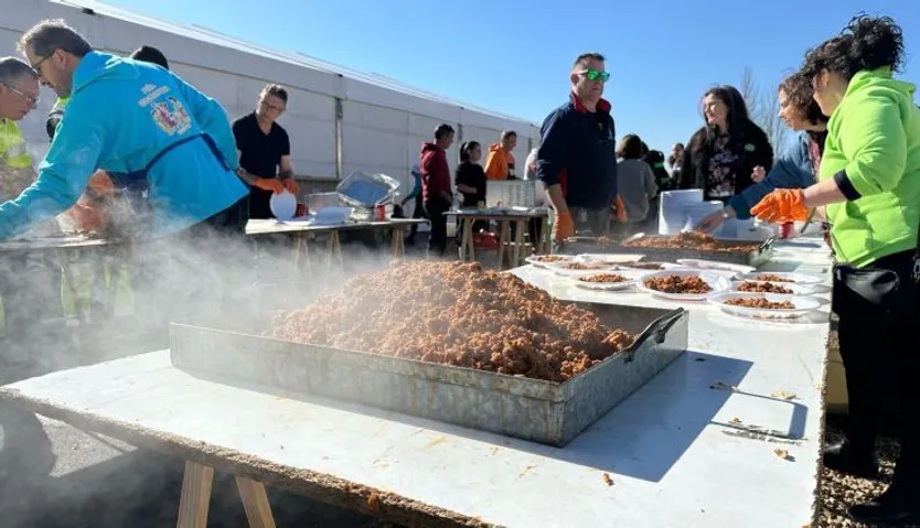Villamayor celebra por sus Quintos una comida solidaria al son de la charanga