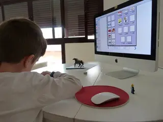Niño realizando actividades en el ordenador en clase. Foto EP