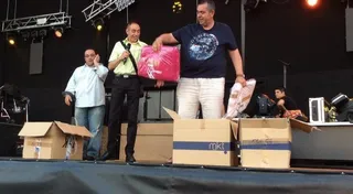 Fiestas en Villares de la Reina: reparto de camisetas