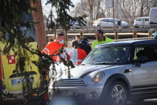 Ambulancia y Policía Local en una colisión en la glorieta del Arenal del Ángel (3)