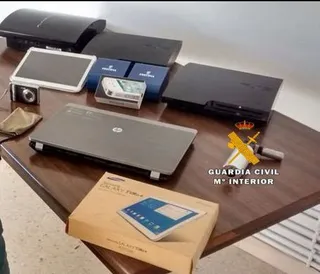 Detenidos cuatro conocidos delincuentes de un grupo criminal dedicado a robar material informático