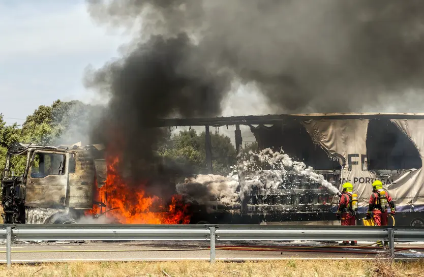 El incendio de un camión obliga a cortar la A-62 a la altura de La Fuente de San Esteban - ICAL