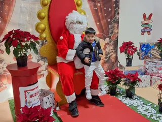 Hinchables, mercadillo y visita de papa Noel en Villamayor (15).jpeg
