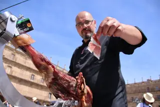 Cortadores de jamón en la Plaza Mayor de Salamanca por el Foro del Ibérico | Imágenes Andrea Mateos