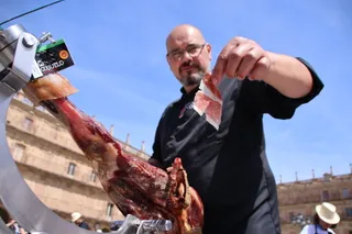 Cortadores de jamón en la Plaza Mayor de Salamanca por el Foro del Ibérico | Imágenes Andrea Mateos