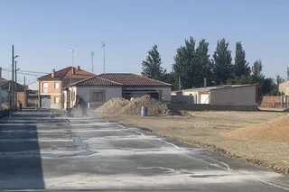 Trabajos de pavimentación de dos caminos en El Campo de Peñaranda