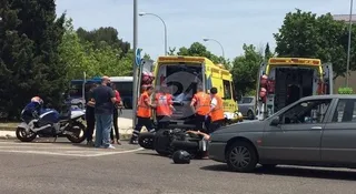 Herido un motorista en otro accidente de tráfico en la rotonda de Carrefour