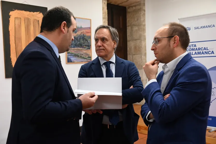  El presidente del PP de Salamanca, Carlos García Carbayo, mantiene un encuentro con alcaldes y concejales del Partido Popular de la comarca de Ciudad Rodrigo