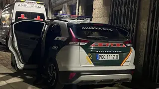 Ambulancia y Guardia Civil en el municipio de Ciudad Rodrigo. Foto de archivo SALAMANCA24HORAS