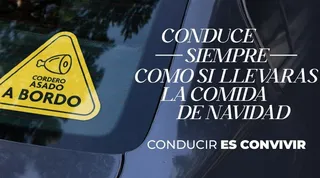 Pegatina 'Cordero asado a bordo', Campaña Navidad DGT 2024/2025. Foto @DGTes