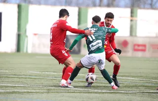 Giráldez, encimado por dos futbolistas del Compostela | FOTO CD GUIJUELO