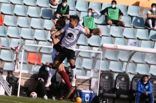 Telles, en una pugna aérea ante el Pontevedra.