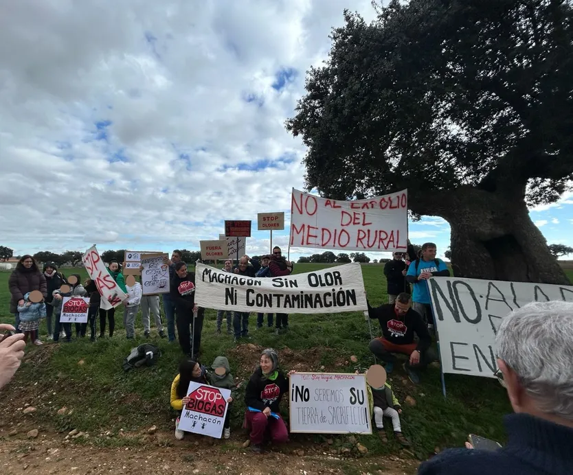Vecinos de Machacón protestan contra la planta de biometano avalada por el Ayuntamiento realizando una caminata